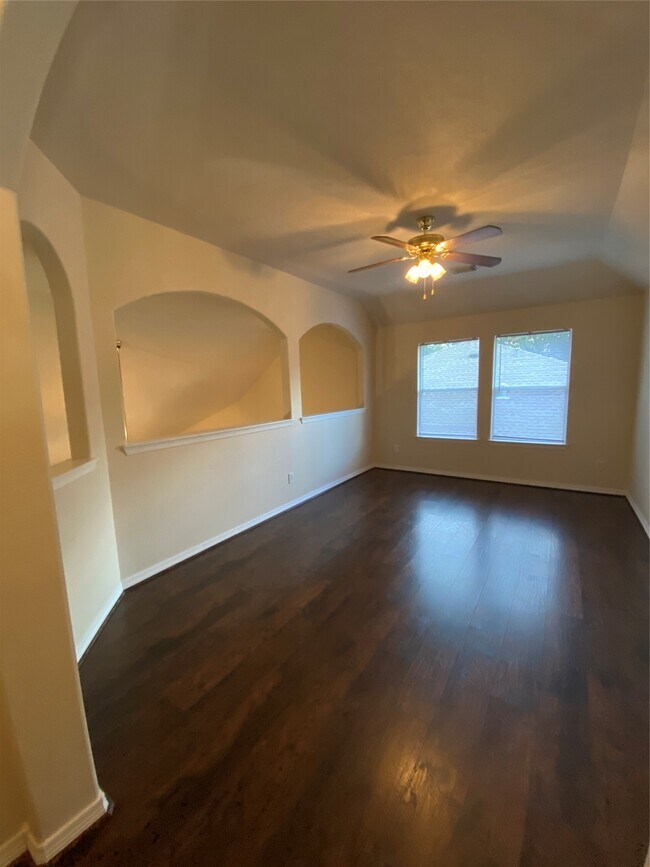 Building Photo - 9210 Hidden Lake E Dr