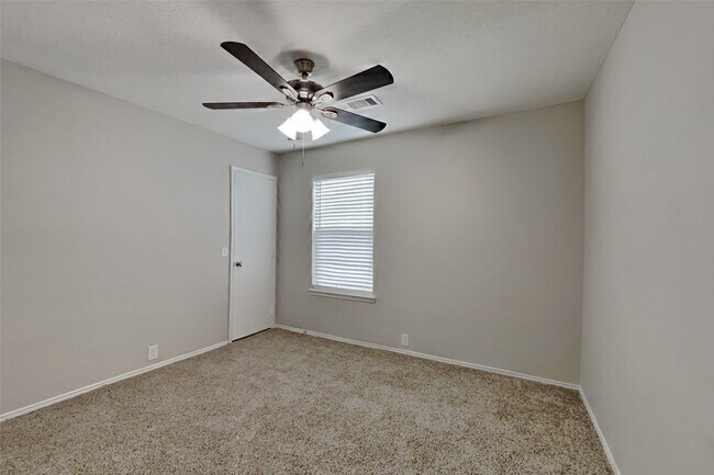 Building Photo - 14906 Sugarhollow Dr