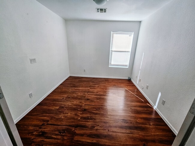 Building Photo - 3552 N Riverhaven Dr