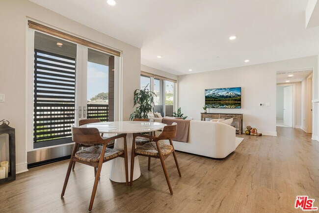Building Photo - 6030 S Seabluff Dr