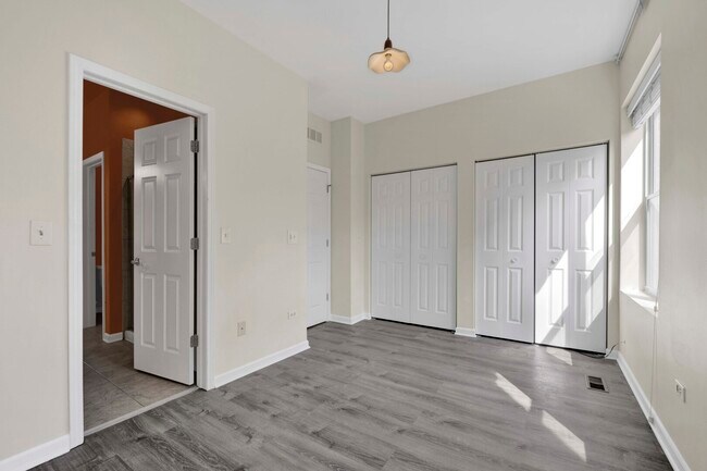 Building Photo - 2503 S Calumet Ave