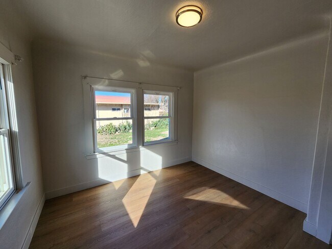 Building Photo - 555 Wallis Ave