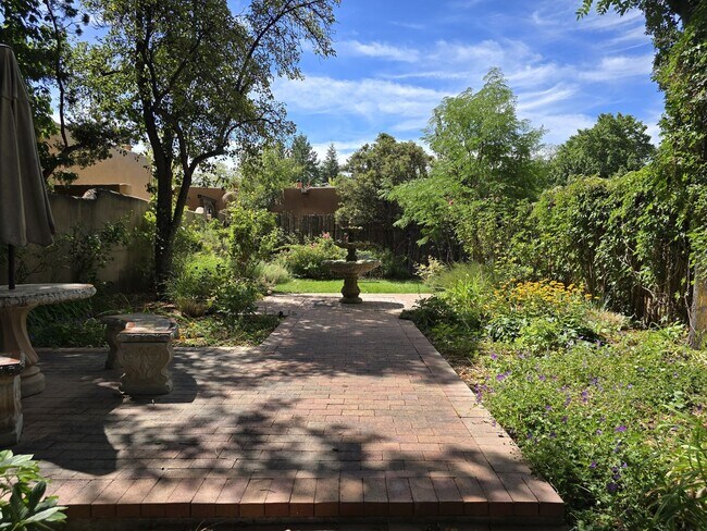 Building Photo - 770 Acequia Madre