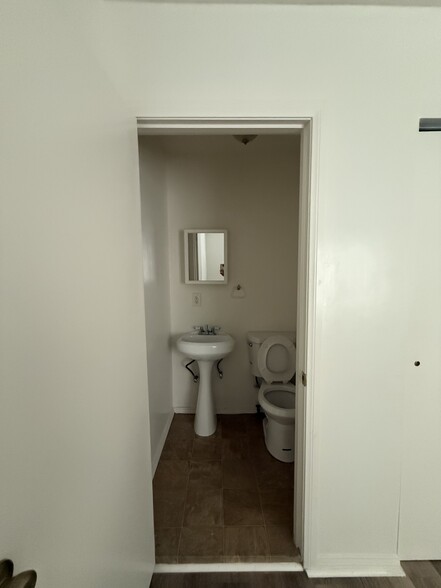 1/2 bath - 1829 31st St