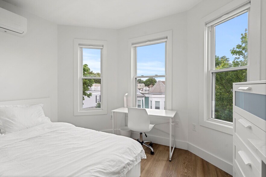 Building Photo - 621 E 8th St