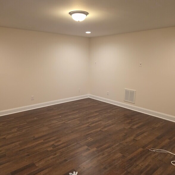 Building Photo - 466 Carriage House Ln