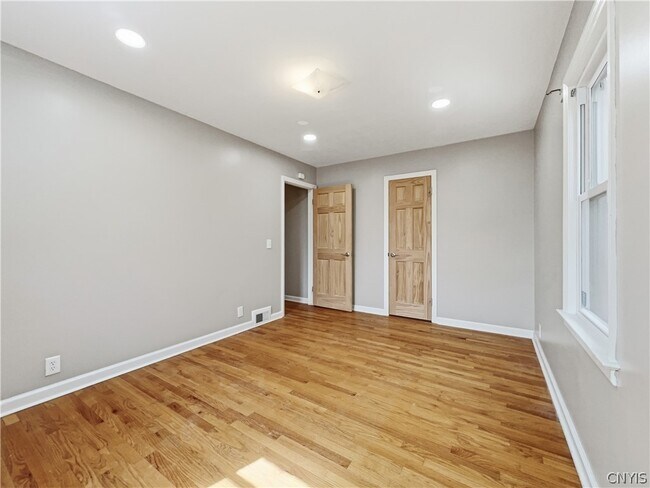 Building Photo - 429 Lionel Ave