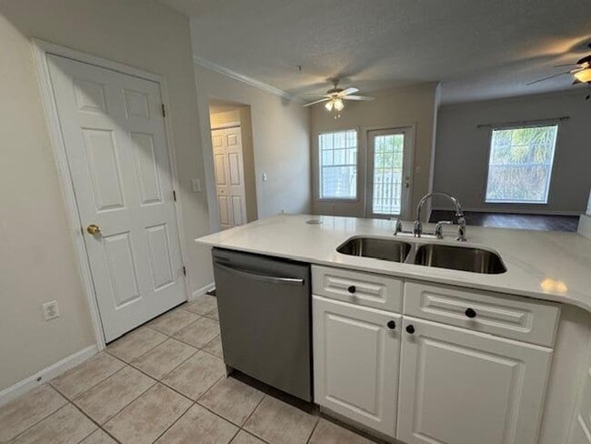 Building Photo - 3 Bedroom Top Floor Condo in Downtown Cele...