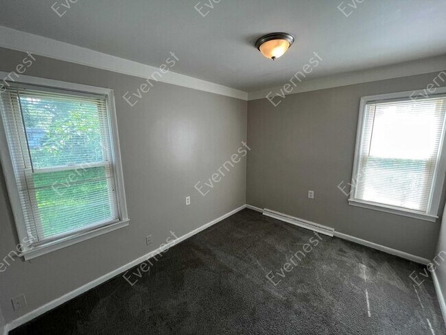 Building Photo - 18474 Glenmore St