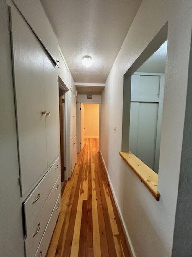 Building Photo - Charming 2-Bed, 1-Bath Hamilton Home with Attached Double Garage