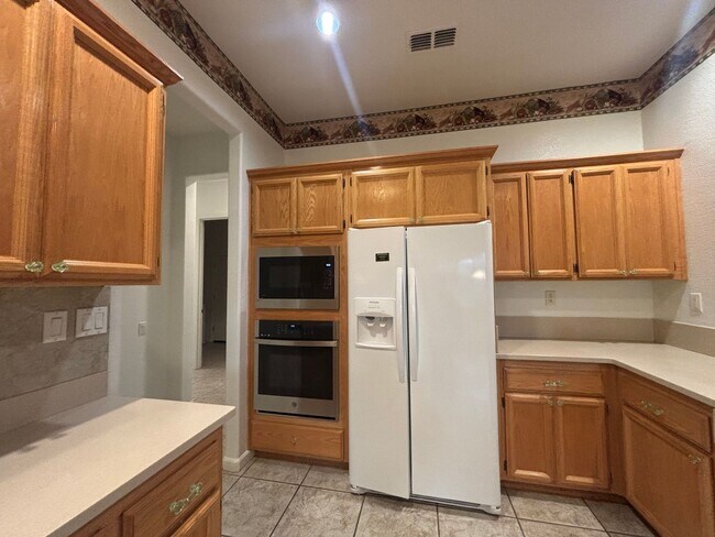 Building Photo - Beautiful 3 Bedroom 3 Bath Home