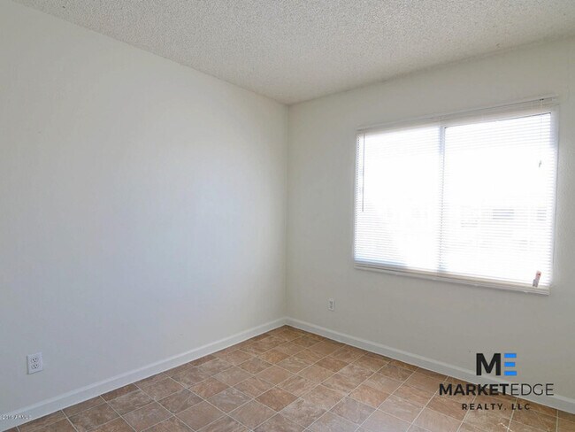 Building Photo - 2Bed/1Bath House at 48th/Broadway! JOIN TH...