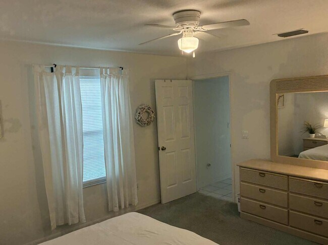 Building Photo - 1820 Waterford Dr