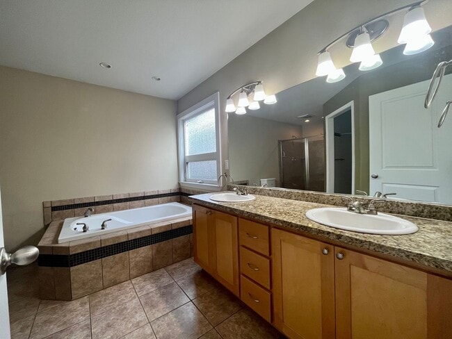Building Photo - Charming 3 bed 2 bath home with oversized 2 car garage in Humboldt Hill
