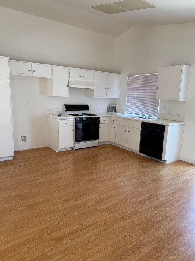Building Photo - Stylish Single-Story Home with A/C & Firep...