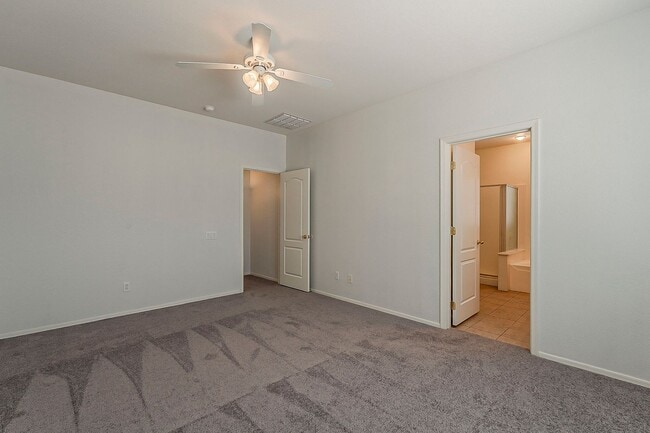 Building Photo - 3 Bed 2 Bath - New Kitchen Appliances\Carp...