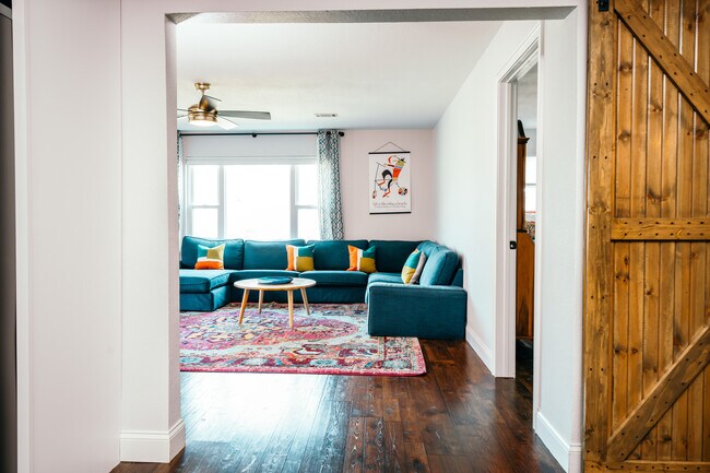 Building Photo - 1605 SE P St