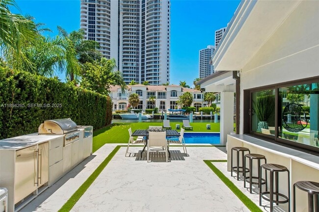 Building Photo - 207 Holiday Dr