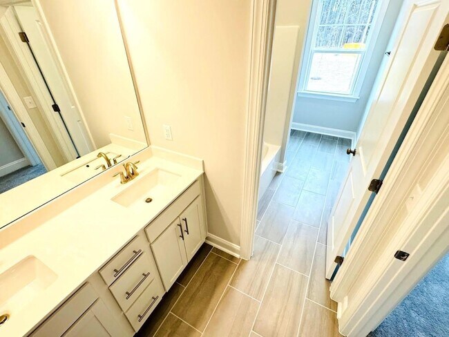 Building Photo - Single Family 4 Bedroom 3 Bathroom for Rent - Guest Bedroom Down