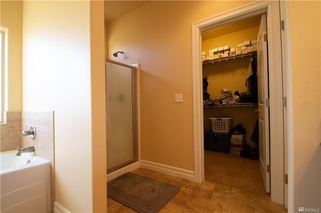 Building Photo - Beautiful 3 bed 2 bath stucco home in a ne...