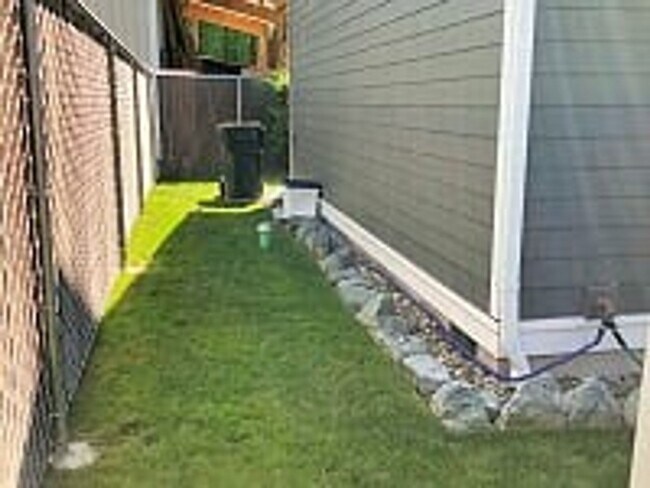Building Photo - Newer Home, Great Price, Better Location!