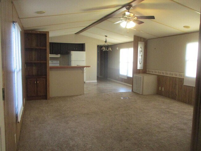 Building Photo - 413 Debby St