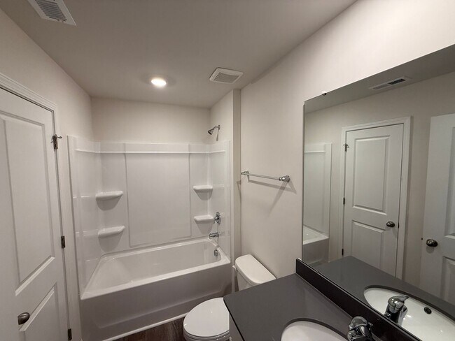 Building Photo - Beautiful Townhome in Charlotte