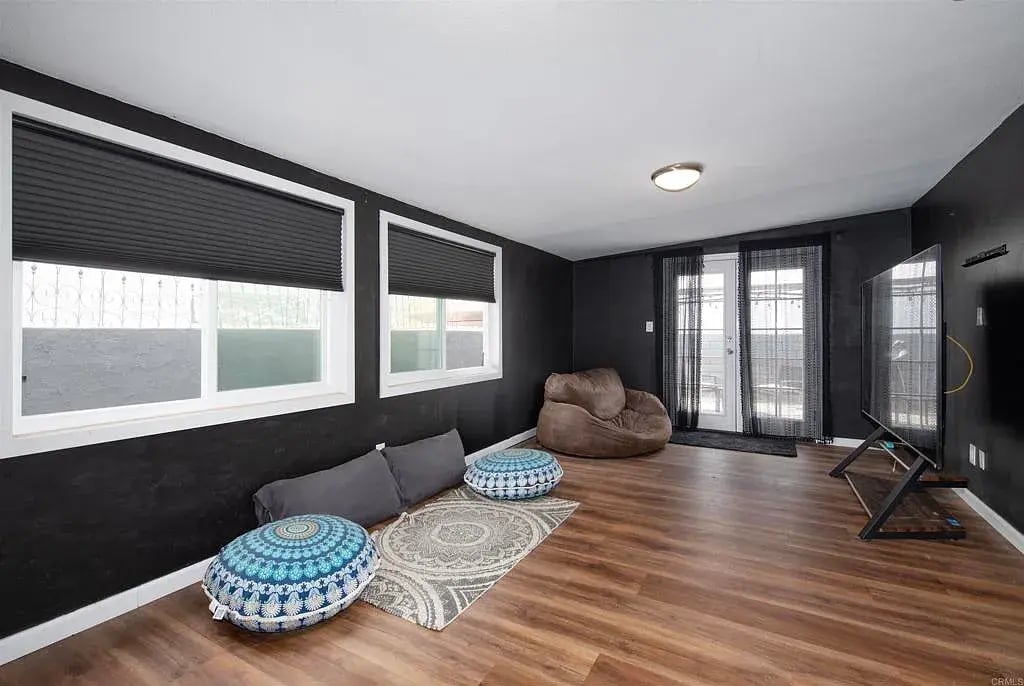 Second lounge area - 4272 Harbinson Ave