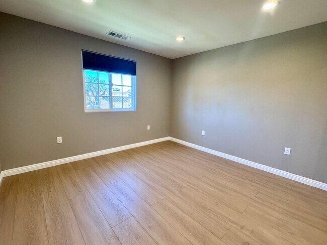 Building Photo - Beautiful remodeled 3 bedroom townhome in ...