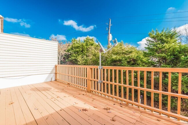 Building Photo - 2 Bedroom/2.5 Bath Spacious Condo in West ...