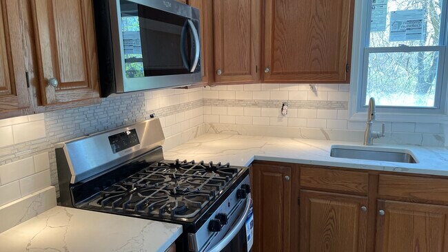 Building Photo - 13 Scott Ave