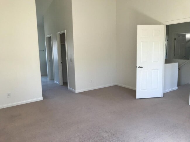 Building Photo - 863 Park Walk Ave