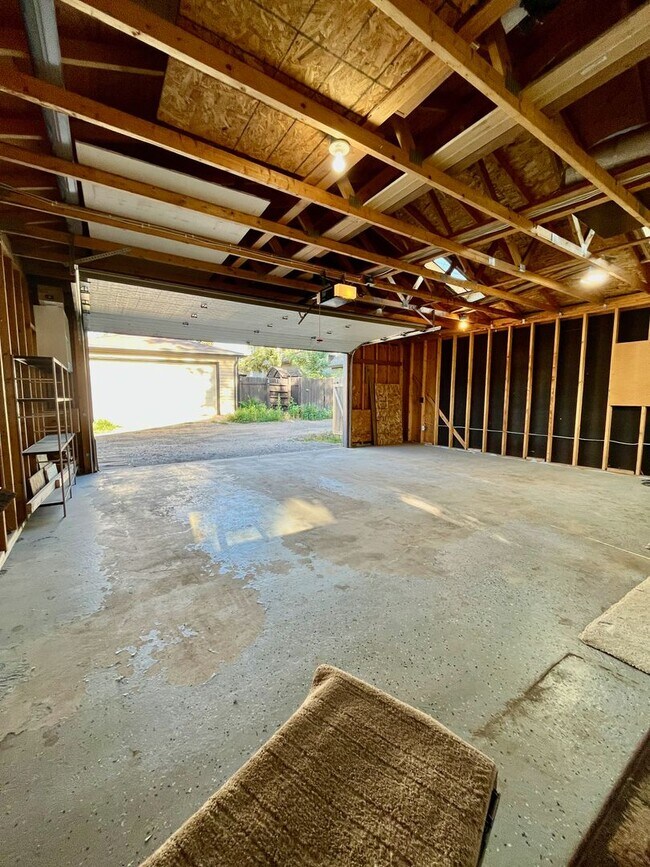 Building Photo - Updated 3 Bed Home with Large Yard