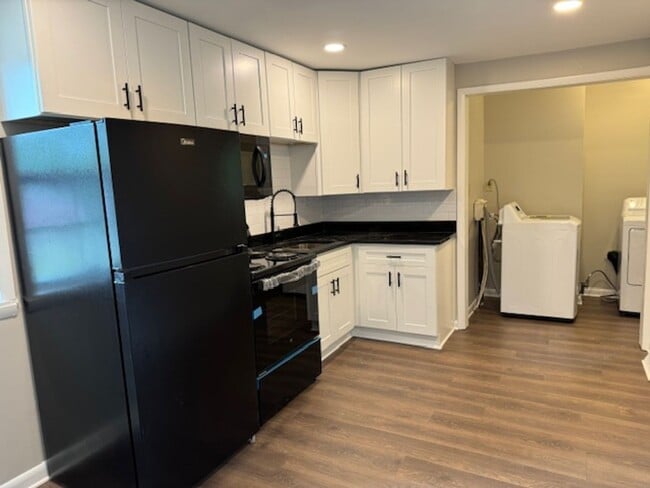 Building Photo - Newly Renovated Unit!