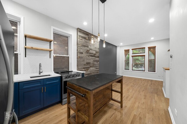 Building Photo - Spacious and Modern Wicker Park Duplex