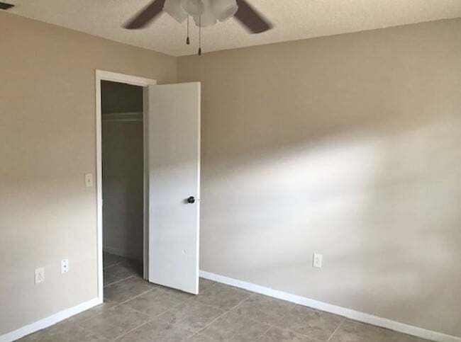 Building Photo - Updated duplex tile throughout