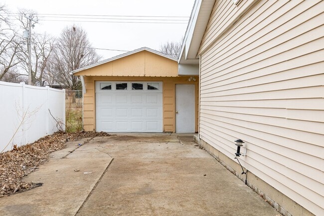 Building Photo - Charming 3-bedroom, 1.5-bathroom house in Normal