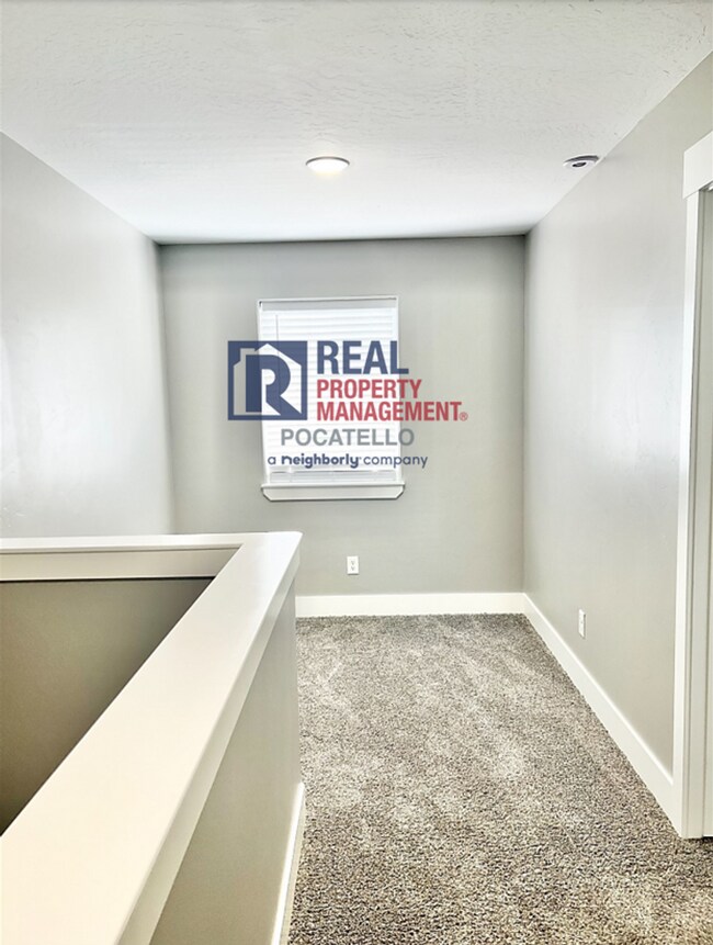 Building Photo - MOVE IN SPECIAL - 3 bedroom 2.5 bath Townh...