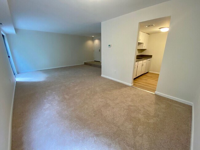 Building Photo - Broadneck Schools! 2 Bedroom Townhouse Sty...
