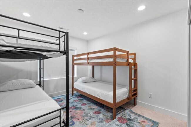Building Photo - 690 S Edge Ln