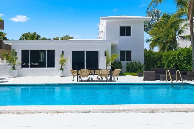 Building Photo - 1510 S Treasure Dr