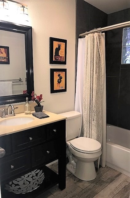 Master bathroom - 6110 Dover St