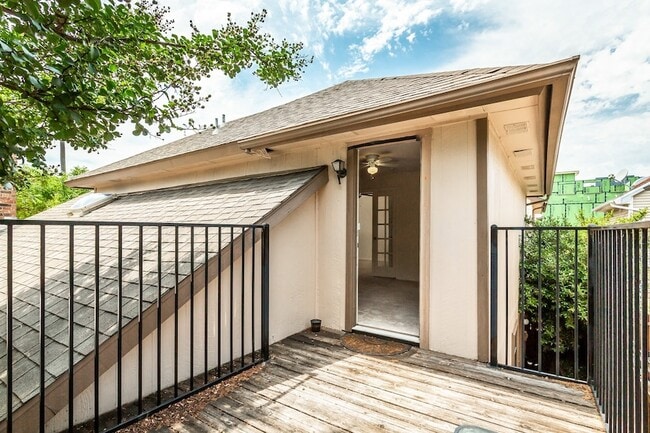 Building Photo - 1502 Villars St