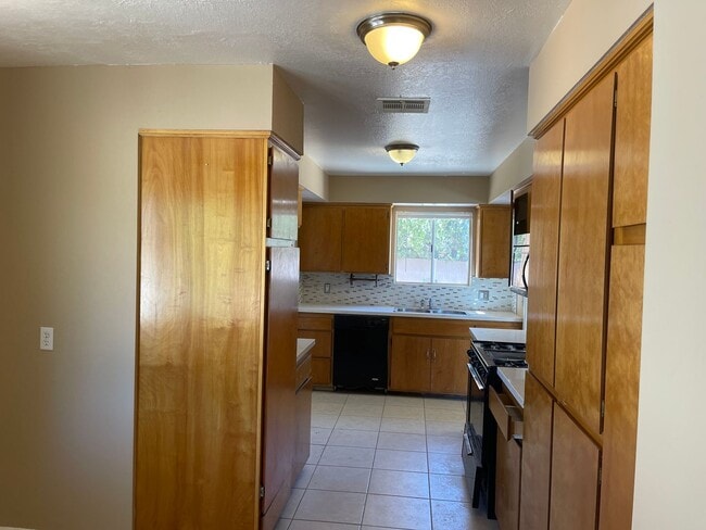 Building Photo - Fresh Paint and New Carpet with Sky Harbor...