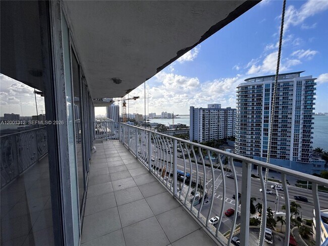 Building Photo - 7601 E Treasure Dr