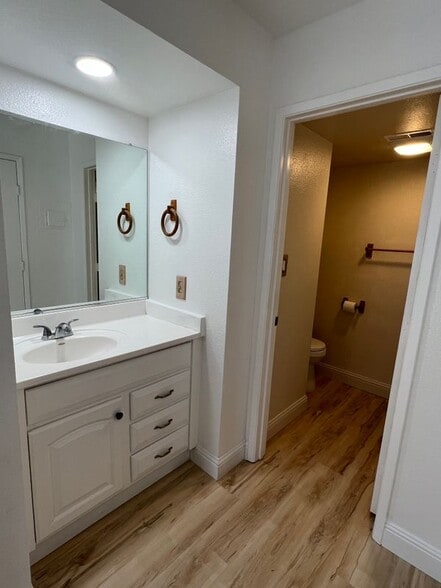 Building Photo - 3701 Colonial Dr