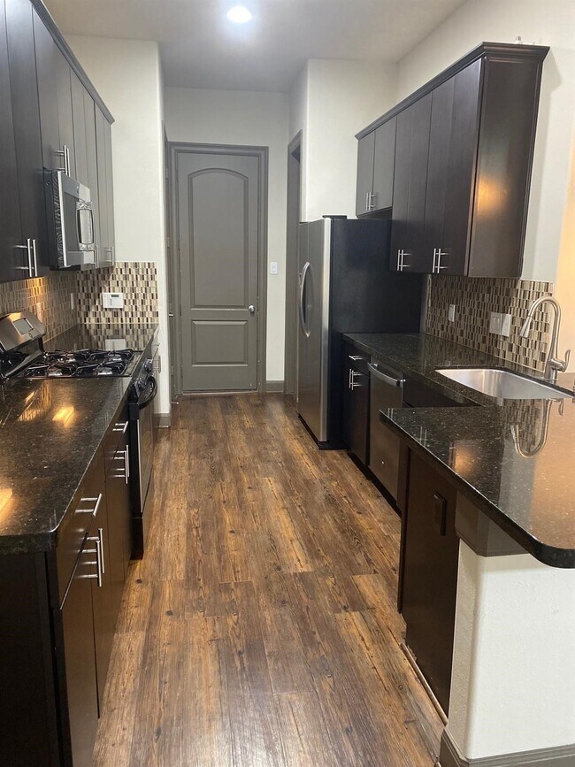 Building Photo - 102 Aventura Pl