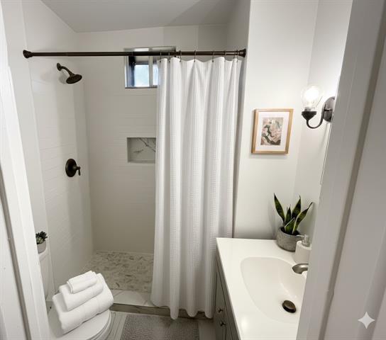 Building Photo - 918 W Eighth St