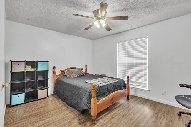 Building Photo - 6935 Amber Dr