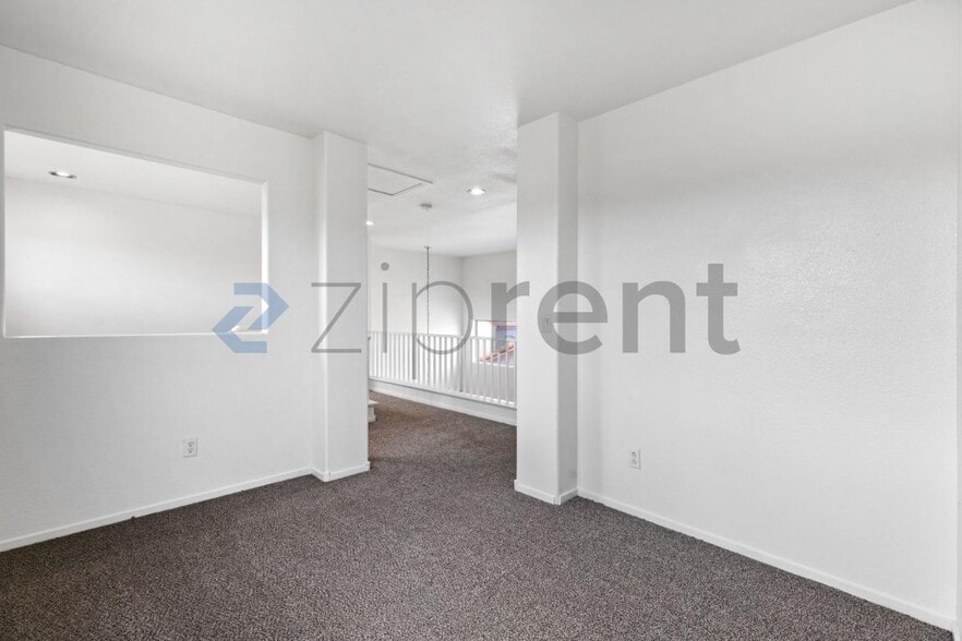 Building Photo - Unit